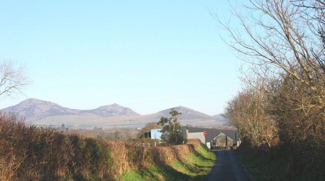 Approaching the junction with the B4415 at Llwyn Beuno The Eifl hills form the background,