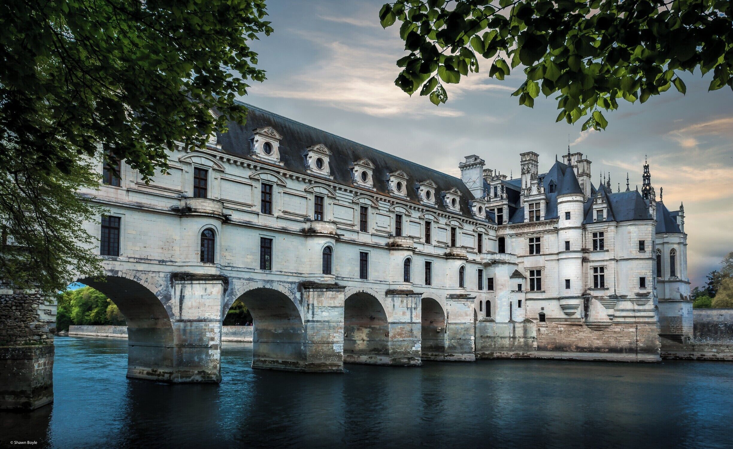 On our trip through the beautiful Loire Valley, we stopped at Château de Chenonceau. The current château was built in 1514–1522 over the river Cher. During WW2, this river formed the demarcation line between Nazi occupied France ( the right side in the photo ) and Vichy France ( the left ). During the war, the Resistance used this chateau to ferry people to freedom.