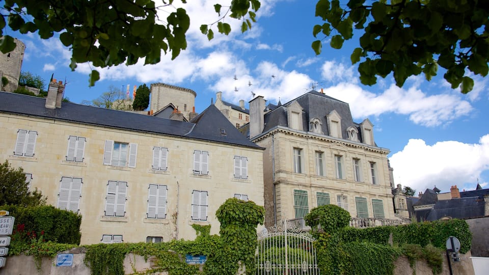 Chinon which includes heritage architecture