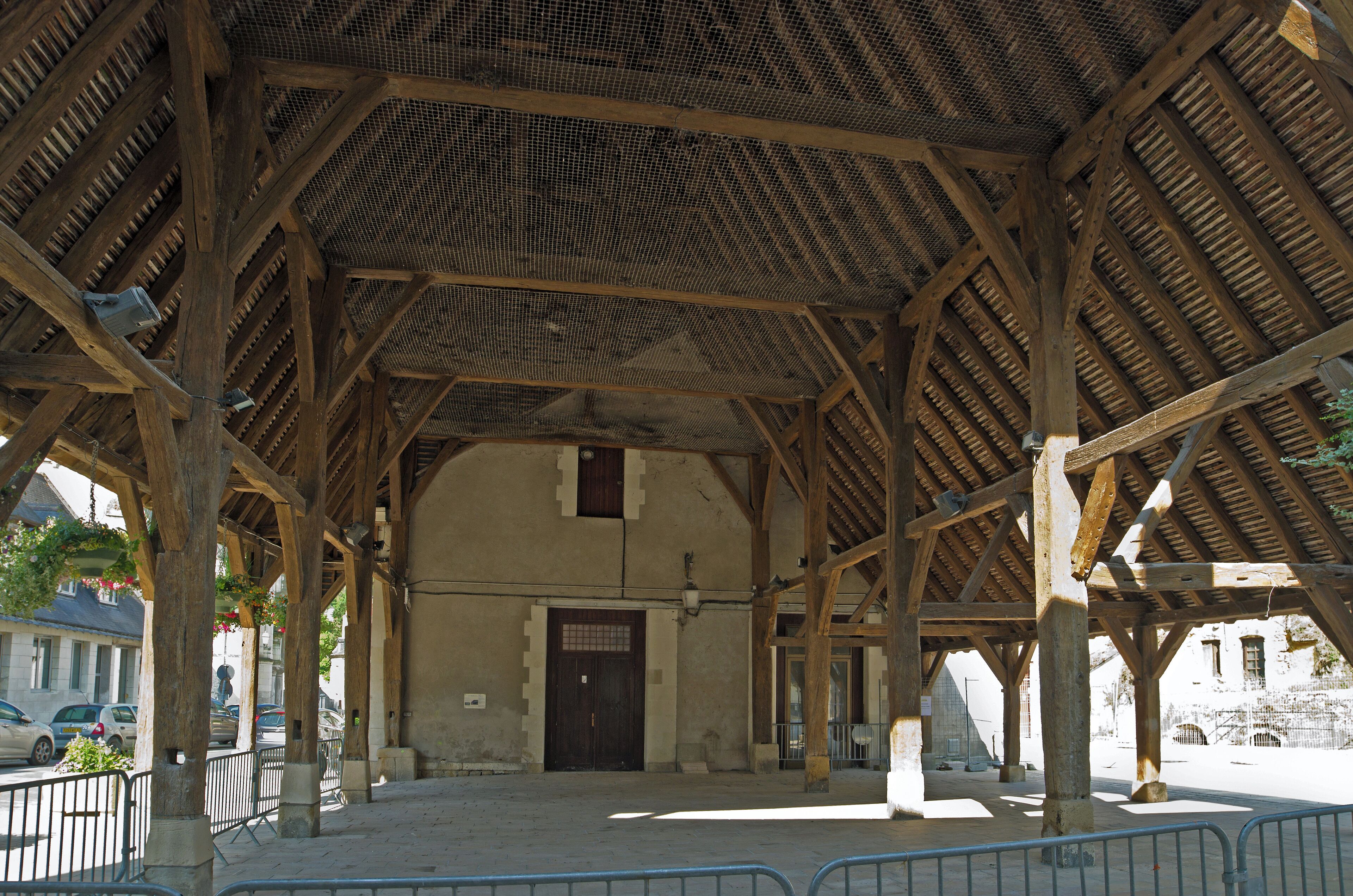 Les halles. Les halles furent probablement bâtie au XVe siècle en même temps que l'agrandissement de l'église. La travée ouest fut détruite en 1913 ainsi que le local attenant qui servait de palais de justice. The covered market. The covered market were probably built in the fifteenth century at the same time as the expansion of the church. The westbound bridge was destroyed in 1913 and the adjoining room, which served as the courthouse.
