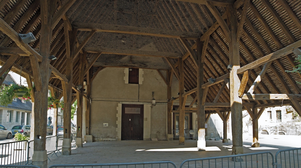 Les halles. Les halles furent probablement bĂątie au XVe siĂšcle en mĂȘme temps que l'agrandissement de l'Ă©glise. La travĂ©e ouest fut dĂ©truite en 1913 ainsi que le local attenant qui servait de palais de justice. The covered market. The covered market were probably built in the fifteenth century at the same time as the expansion of the church. The westbound bridge was destroyed in 1913 and the adjoining room, which served as the courthouse.