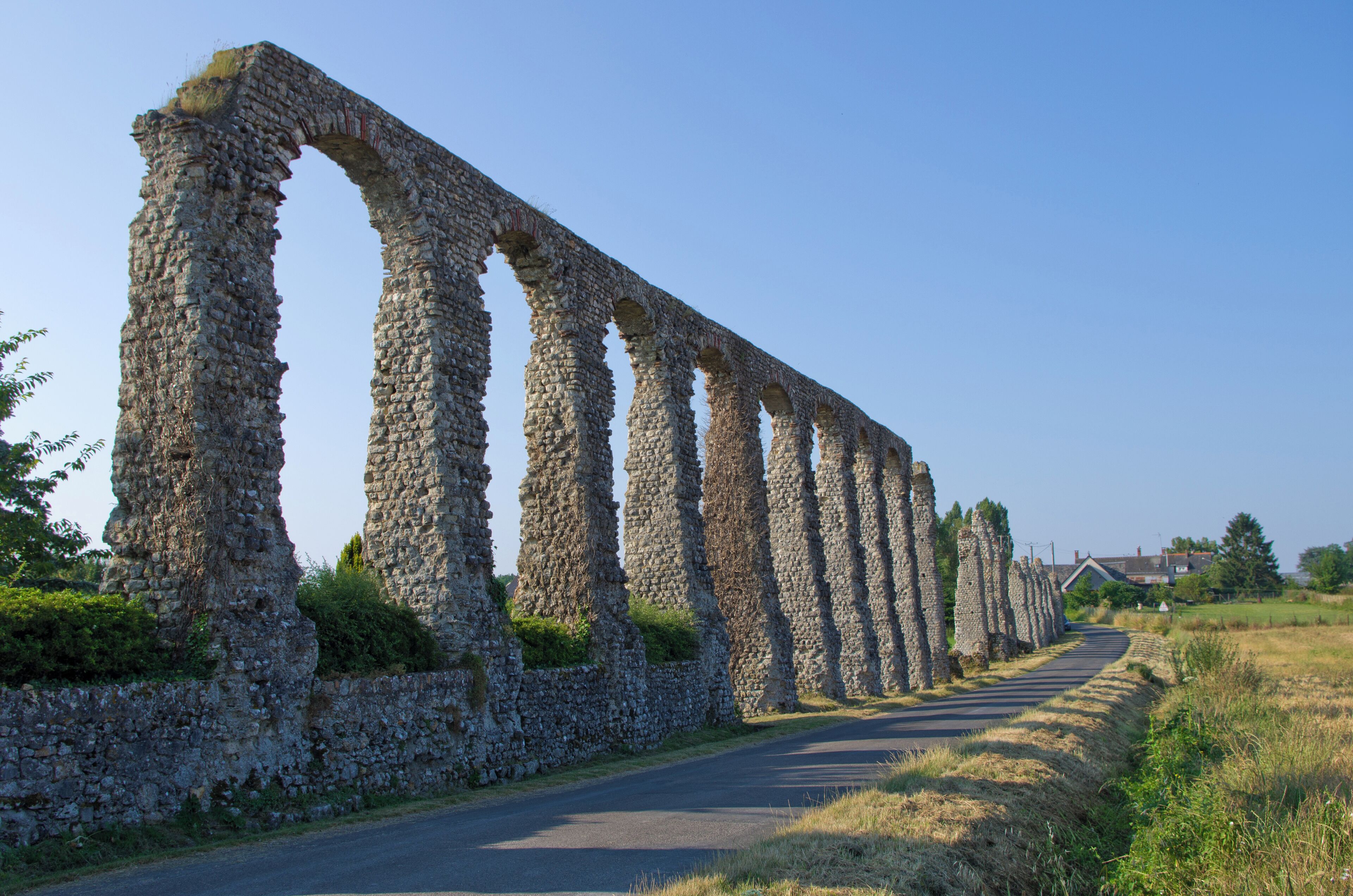 L'aqueduc gallo-romain de Luynes. 47°23'51"N 0°34'07"E L'aqueduc est le seul vestige de l'antique cité de Malliacum. Alimenté par la source dite de La Pinnoire, l'édifice, dont il ne subsiste que 44 piles sur 90 au total, est construit sur un mur continu. La hauteur moyenne des piles est de 8,90 m de la base à la clef ; celles-ci sont en petit appareil sans chaînage de briques (opus incertum). L'intérieur est constitué par un blocage en béton, mortier et pierres ; dans les cintres sont disposées des briques plates et rougeâtres de 32 cm de long, 22 cm de large et 3 cm d'épaisseur. L'édifice aboutit au lieu-dit le Prieuré de Saint-Venant. Un mur subsiste à proximité, pouvant faire penser à des vestiges de thermes. La pente moyenne est de 1,64 m par km, la longueur de l'édifice étant de 1 825 m. (Michel laurencin, in Revue archéologique du Centre de la France. Tome 6, fascicule 3, 1967. pp. 195-204.) www.persee.fr/web/revues/home/prescript/article/racf_0035... The aqueduct is the only remnant of the ancient city of Malliacum. Fed by the source called The Pinnoire the edifice which there remain only 44 batteries 90 in total, is built on a continuous wall. The average stack height is 8.90 m from the base key, these are small device without chaining bricks (crazy paving). The interior is is a blockage in concrete, mortar and stones in the arches are arranged in flat and reddish brick 32 cm long, 22 cm wide and 3 cm thick. The edifice ends at a place called the Priory of Saint-Venant. Wall remains nearby, can make you think has the remains of baths. The average slope is 1.64 m per km, the length of the edifice being 1 825 m.