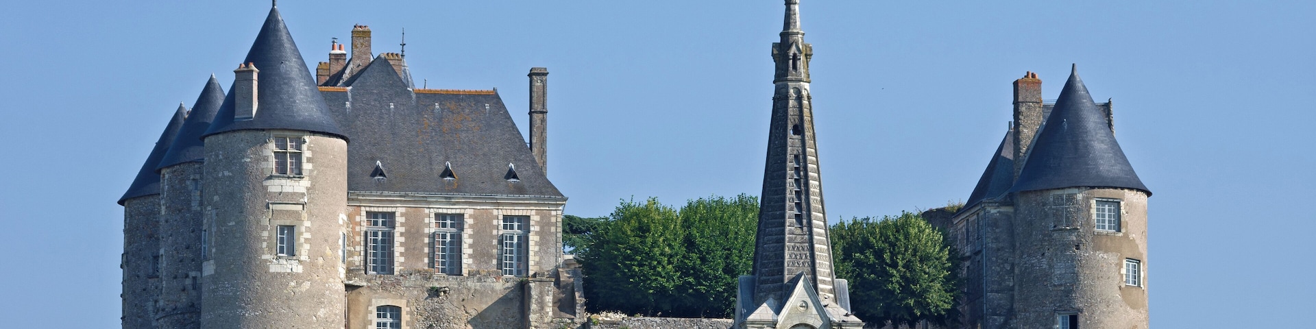 ChĂąteau de Luynes. Au Moyen-Ăge, le village s'appelait MaillĂ©. MaillĂ© prit le nom de Luynes au XVIIĂš siĂšcle. Au XĂš siĂšcle, un chĂąteau est bĂąti sur le coteau. Il est dĂ©truit Ă la fin du XIe siĂšcle, pendant les conflits entre Anjou et Touraine. Il est reconstruit au dĂ©but du XIIĂš siĂšcle. Les seigneurs de MaillĂ© deviennent barons au dĂ©but du XIIIĂš siĂšcle et rĂ©amĂ©nagent le chĂąteau. Au XVĂš siĂšcle, lâintĂ©rieur de la haute cour est transformĂ© par lâamĂ©nagement dâun logis en brique. Au XVIĂš siĂšcle les logis seront rĂ©amĂ©nagĂ©s Ă lâouest. Ce logis de brique et de pierres remaniĂ© a Ă©tĂ© habitĂ© depuis 1619 par les ducs de Luynes descendants du favori de Louis XIII. Le duchĂ©-pairie de Luynes a Ă©tĂ© constituĂ© en 1619 au profit de Charles d'Albert, favori de Louis XIII, Ă partir du comtĂ© de MaillĂ©. Ces terres prennent alors le nom de Luynes. Le nom de Luynes trouve son origine dans une possession de la famille d'Albert prĂšs d'Aix-en-Provence. De petite noblesse provençale, Luynes (Charles, marquis d'Albert, duc de), est d'abord page du comte du Lude, puis d'Henri IV. Habile fauconnier, il s'attire l'amitiĂ© du jeune Louis XIII, grand amateur de cette chasse. Louis XIII lui donne la charge de grand fauconnier en octobre 1616. L'annĂ©e suivante, avec ses frĂšres Cadenet et Brantes, Luynes est l'instigateur de l'assassinat de Concini, favori de Marie de MĂ©dicis, et il lui succĂšde Ă la tĂȘte du gouvernement. Au XVIIĂš siĂšcle, le second duc de Luynes (Il est le premier traducteur en français de l'Ćuvre en latin de Descartes), fait dĂ©molir le donjon et construire une grande aile classique fermant la façade sud donnant sur la vallĂ©e. Cette aile sera partiellement dĂ©truite au siĂšcle suivant. Le chĂąteau est en partie restaurĂ© au XIXĂš siĂšcle, les ponts-levis remplacĂ©s par des ponts dormants, certaines tours arasĂ©es. Il est toujours la propriĂ©tĂ© des ducs de Luynes. ChĂąteau de Luynes. In the Middle Ages, the village was called MaillĂ©. MaillĂ© took the name of Luynes in the seventeenth century. The tenth century, a castle was built on the hillside. It was destroyed at the end of the eleventh century, during the conflict between Anjou and Touraine. It was rebuilt in the early twelfth century. Lords of Maille become barons in the early thirteenth century, and redesigning the castle. The fifteenth century, the interior of the high court is transformed by the construction of a house brick. In the sixteenth century, the house will be redeveloped in the west. This house of brick and stone has been occupied since redesigned in 1619 by the Duke of Luynes descendants favorite of Louis XIII. The duchy-peerage Luynes was established in 1619 in favor of Charles Albert, a favorite of Louis XIII, from the county MaillĂ©. These lands then take the name of Luynes. The name has its origins in Luynes possession of the Albert family near Aix-en-Provence. Small Provencal nobility, Luynes (Charles Marquis d'Albert, Duke), is first page of Count du Lude, then Henry IV. Skilled falconer, it attracts the friendship of young Louis XIII, a great lover of the hunt. Louis XIII gave him the charge of grand falconer in October 1616. The following year, with his brothers and Brantes Cadenet, Luynes was the instigator of the murder of Concini, a favorite of Marie de Medici, and succeeded him as head of government. The seventeenth century, the second Duke of Luynes (It is the first French translator of the work in Latin Descartes), demolished the tower and build a great classic wing closing the south side overlooking the valley. This wing will be partially destroyed in the following century. The castle was restored in the nineteenth century part, drawbridges replaced by dormant bridges, some towers leveled. It is still the property of the Dukes of Luynes.