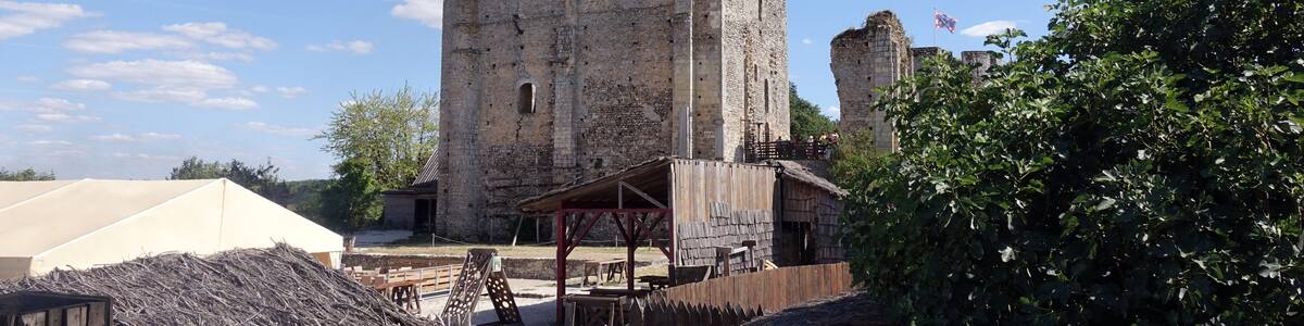 Donjon in Montbazon mit Statue