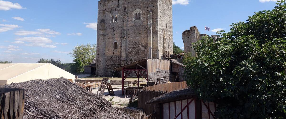 Donjon in Montbazon mit Statue