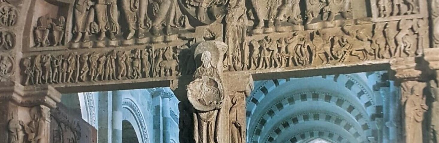 The famous tympanum of the basilica dates back to the 12th century. It represents the origins of the Church, with Christ who blesses the apostles and instructs them to convert the nations. (The basilica is Unesco World Heritage). #Culture #LocalSecrets #Trovember #History