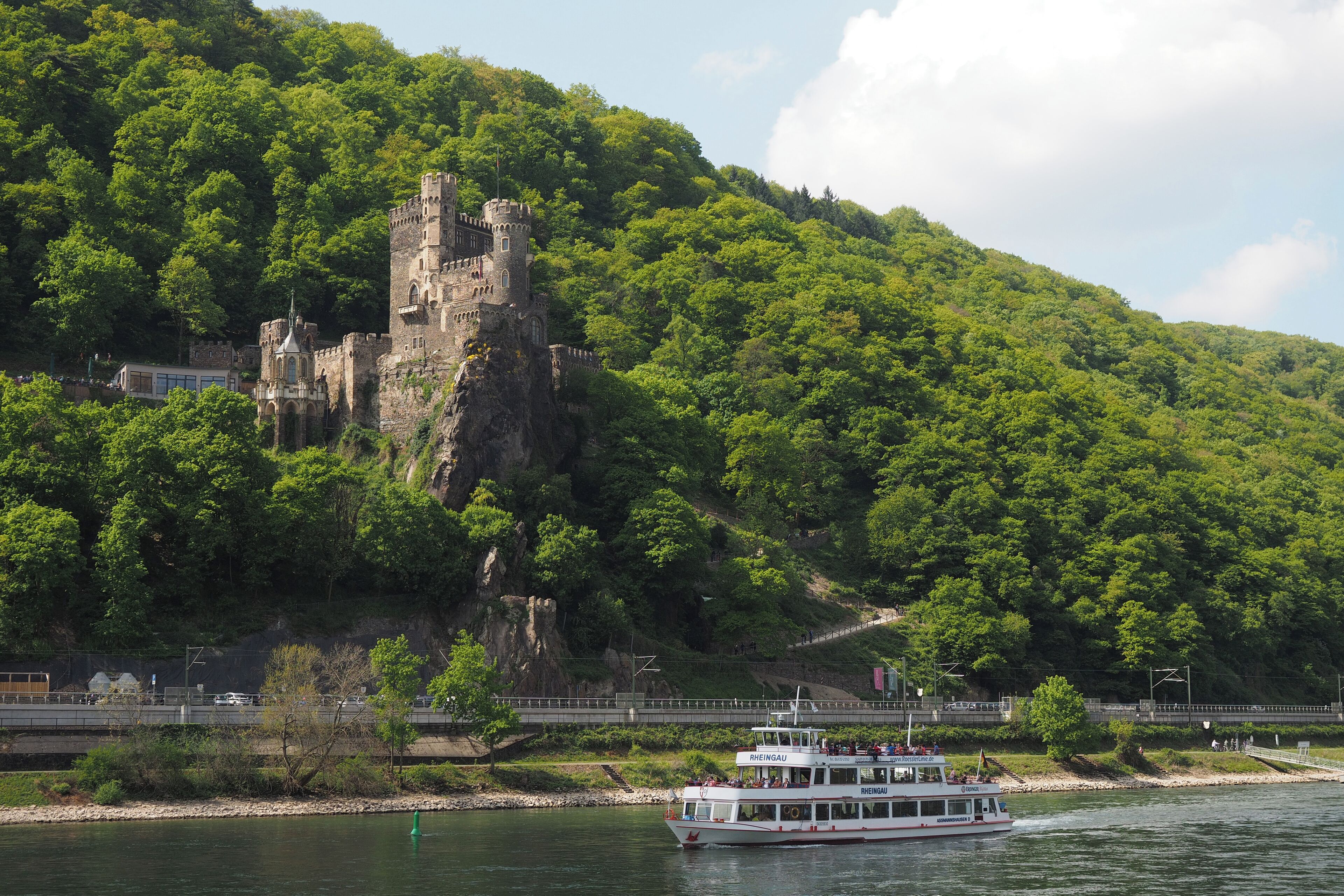 Een kasteel op een heuvel, een rivier en een boot.