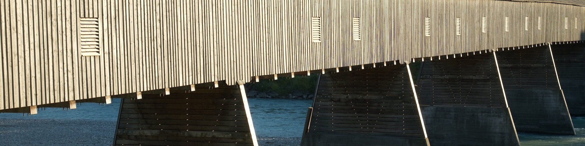 Liechtenstein caracterizando um rio ou córrego, uma ponte e arquitetura moderna