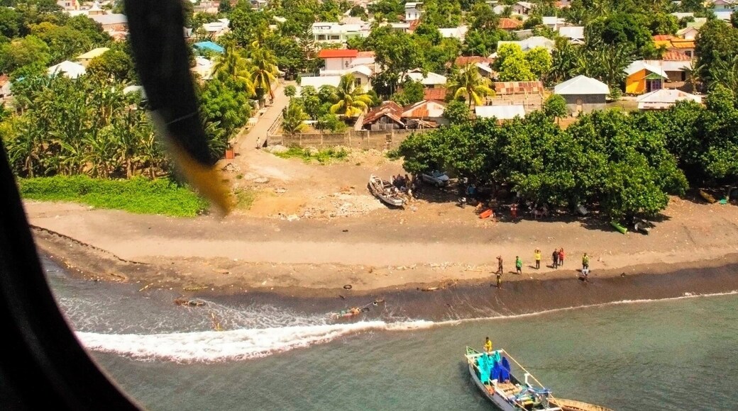 The fishermen on the beach Ende greet us in the air as if they were convinced that if we also see them