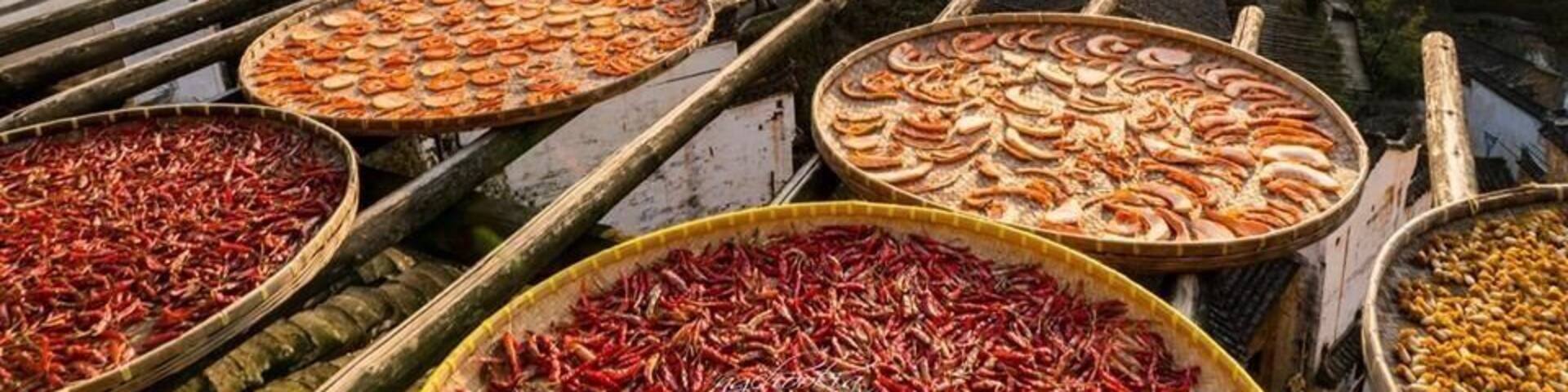 篁岭晒秋人家 Traditional Farmer II Huangling Village
挂在山崖上的篁岭古村,地无三尺平,自然条件的局限却激发了先民的想象和创造力,从而在无意间造就了一处中国绝无仅有的“晒秋人家”风情画。篁岭古村数百栋徽派民居在百米落差的坡面错落有序,每当日出山头,晨曦映照,整个山间村落饱经沧桑的徽式民居土砖外墙与晒架上、圆圆晒匾里五彩缤纷丰收果实组合,绘就出世界独一无二的“晒秋”农俗景观、最美乡村符号。