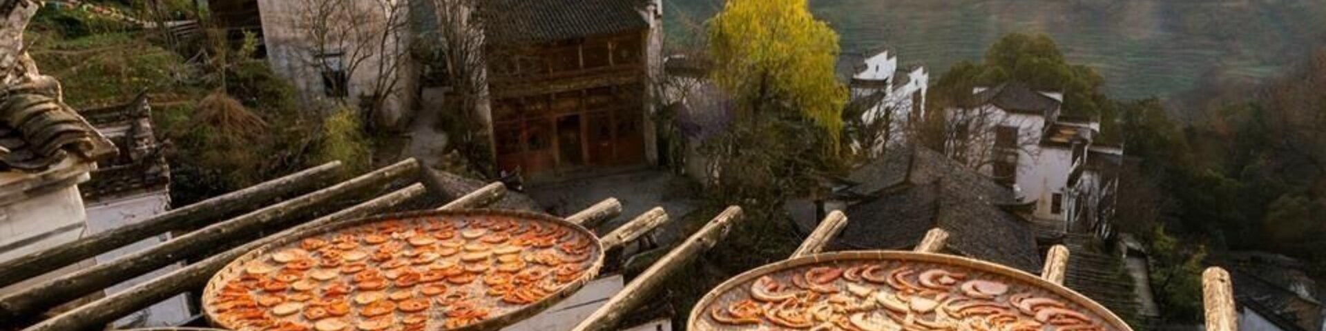 篁岭晒秋人家 Traditional Farmer II Huangling Village
挂在山崖上的篁岭古村,地无三尺平,自然条件的局限却激发了先民的想象和创造力,从而在无意间造就了一处中国绝无仅有的“晒秋人家”风情画。篁岭古村数百栋徽派民居在百米落差的坡面错落有序,每当日出山头,晨曦映照,整个山间村落饱经沧桑的徽式民居土砖外墙与晒架上、圆圆晒匾里五彩缤纷丰收果实组合,绘就出世界独一无二的“晒秋”农俗景观、最美乡村符号。