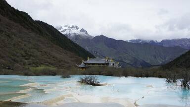 The amazing scenery in Huanglong - natural pools with turquoise water and snow capped mountains in the background. Very close to the more famous Jiuzhaigou, which also is a must see!
#water #scenery #nature #mountains #NationalPark #hiking