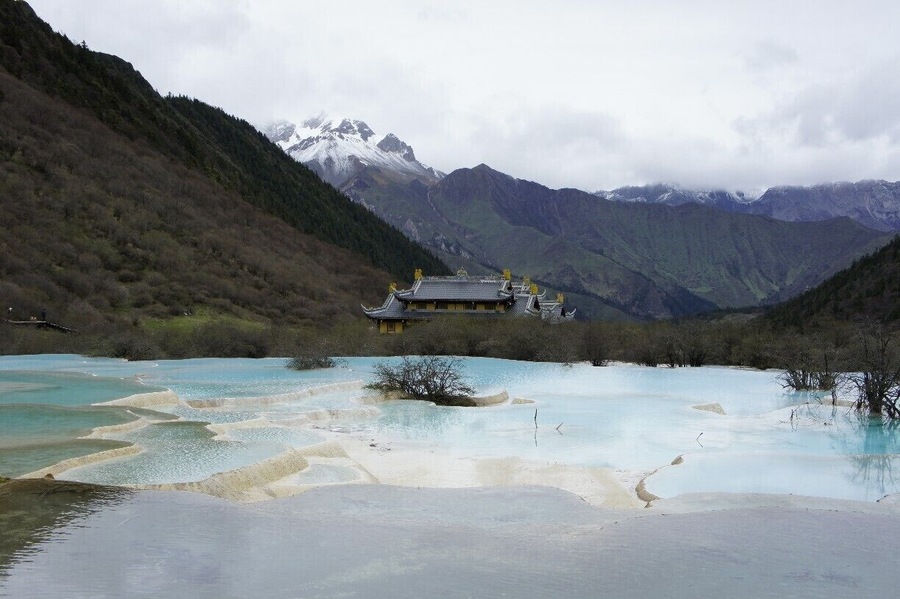 The amazing scenery in Huanglong - natural pools with turquoise water and snow capped mountains in the background. Very close to the more famous Jiuzhaigou, which also is a must see!
#water #scenery #nature #mountains #NationalPark #hiking