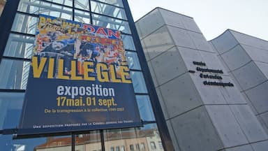 Epinal mostrando una ciudad y señalización