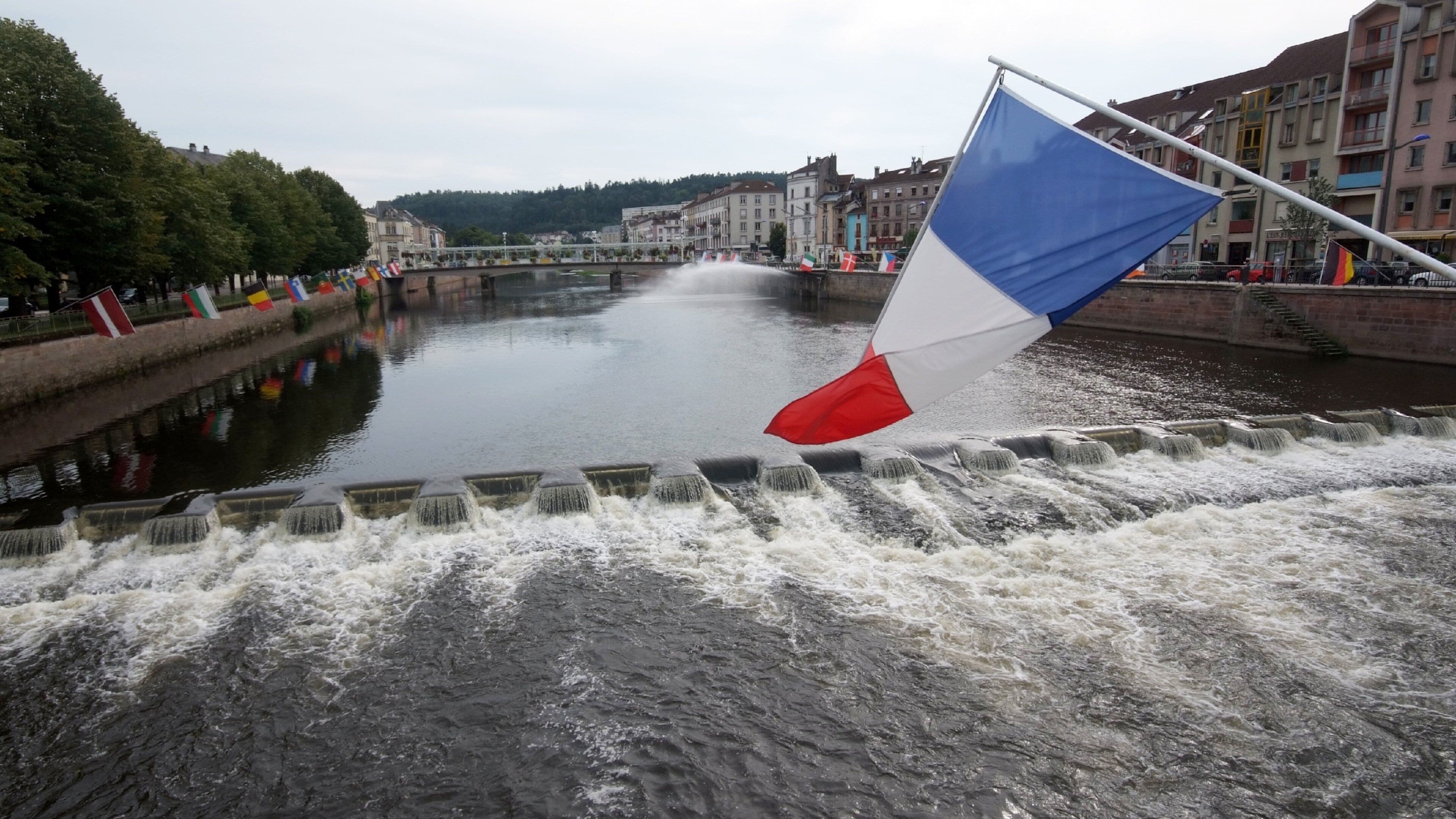 Epinal que incluye un río o arroyo, rápidos y una catarata