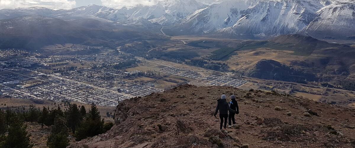 Subida al cerro la cruz de frente la ciudad de esquel en temporada de invierno