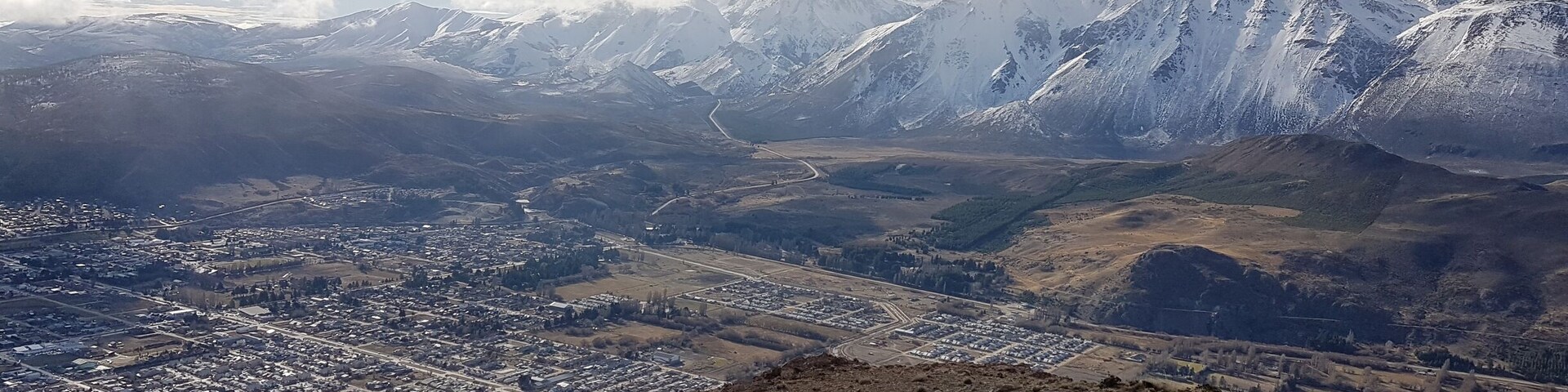 Subida al cerro la cruz de frente la ciudad de esquel en temporada de invierno