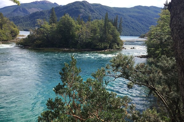 Brazo del lago futalaufquen en el parque nacional los alerces. Verano en su esplendor