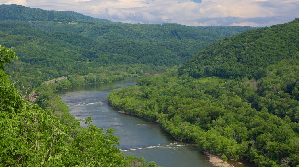 Hinton fasiliteter samt elv eller bekk, landskap og rolig landskap