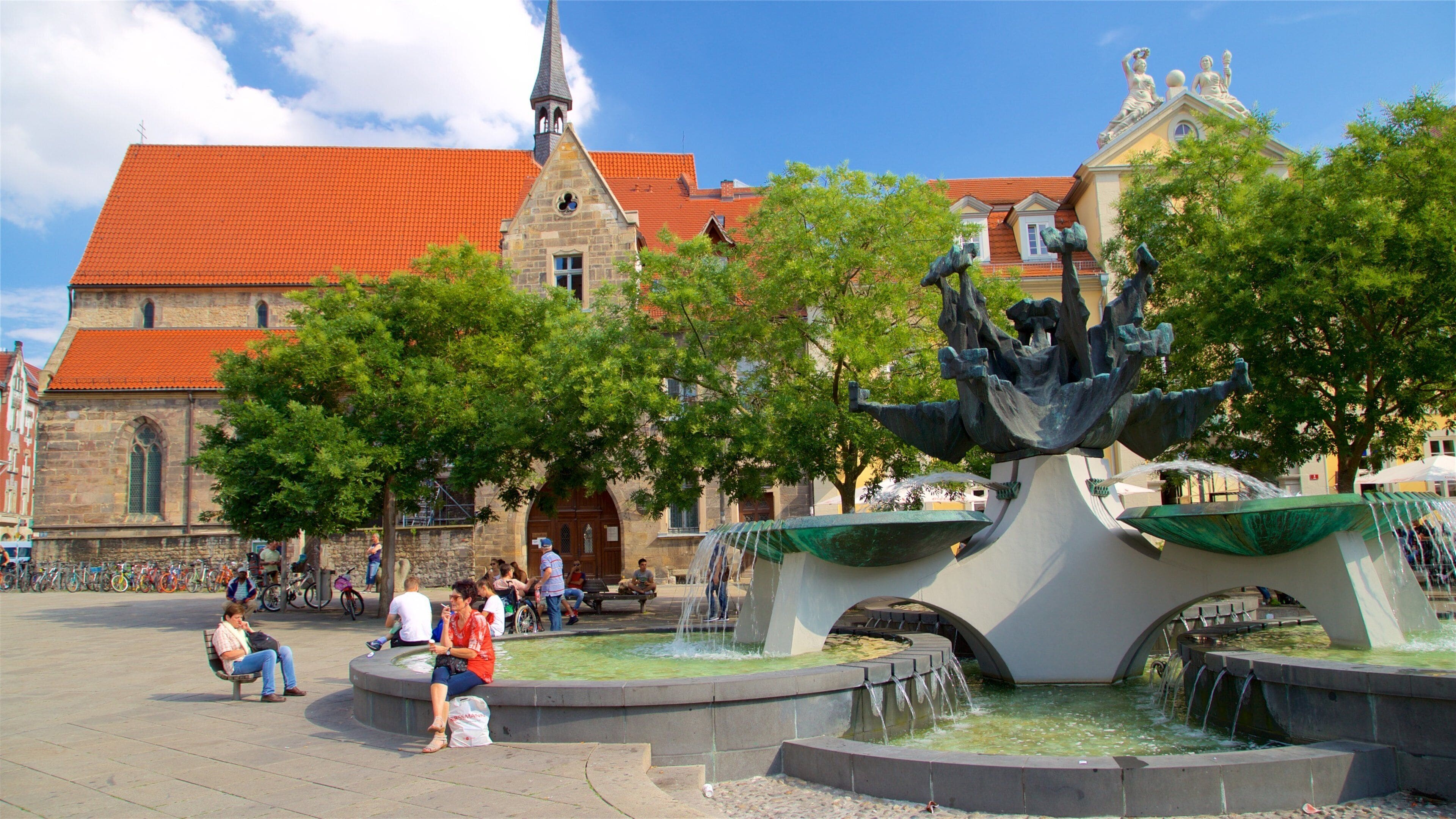 Erfurt showing a fountain, street scenes and heritage architecture
