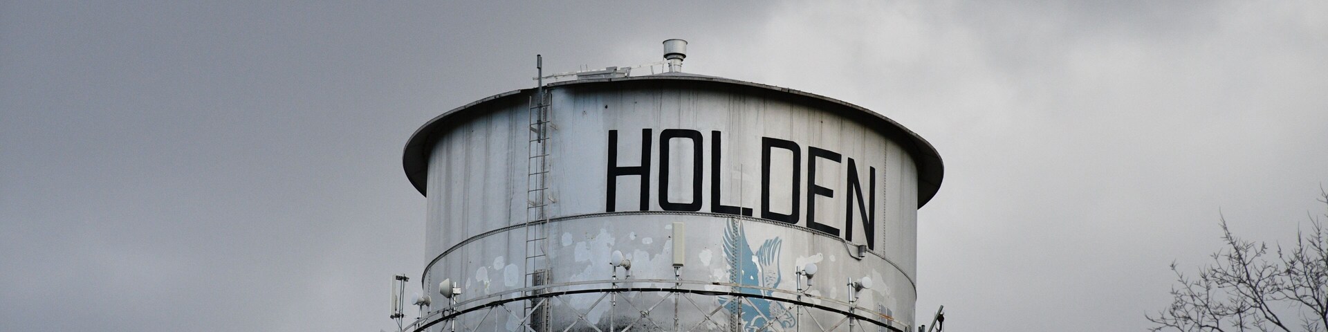 Un tanque de agua con la palabra 'HOLDEN' escrita en él.