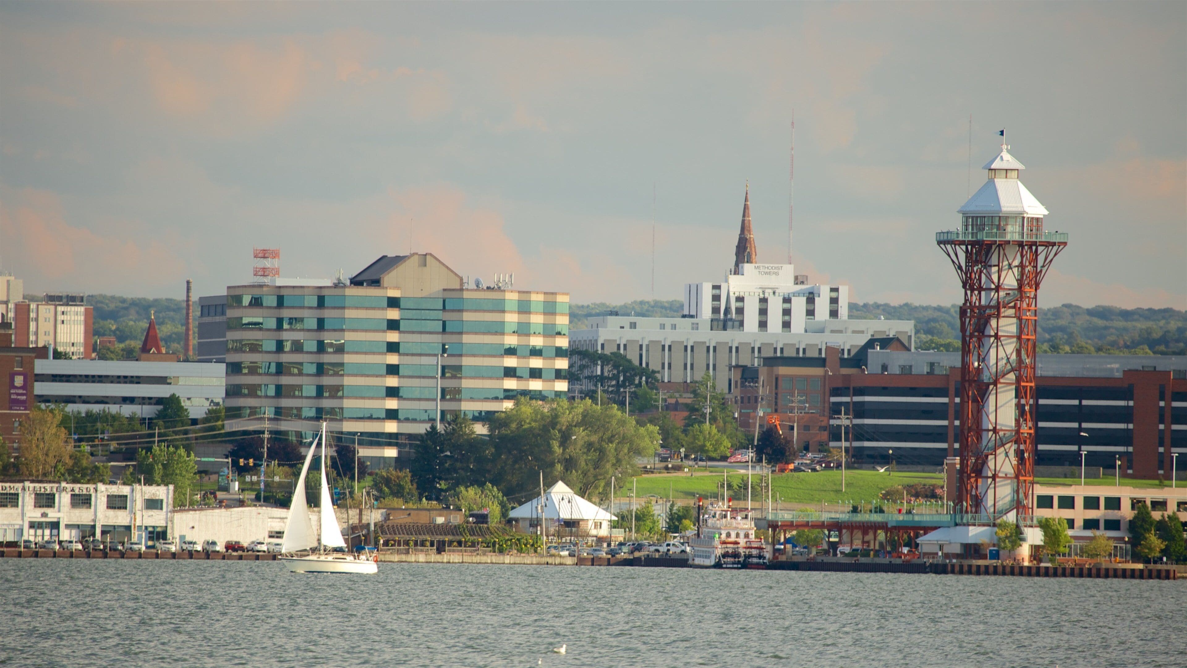 Erie que incluye una ciudad y un lago o abrevadero
