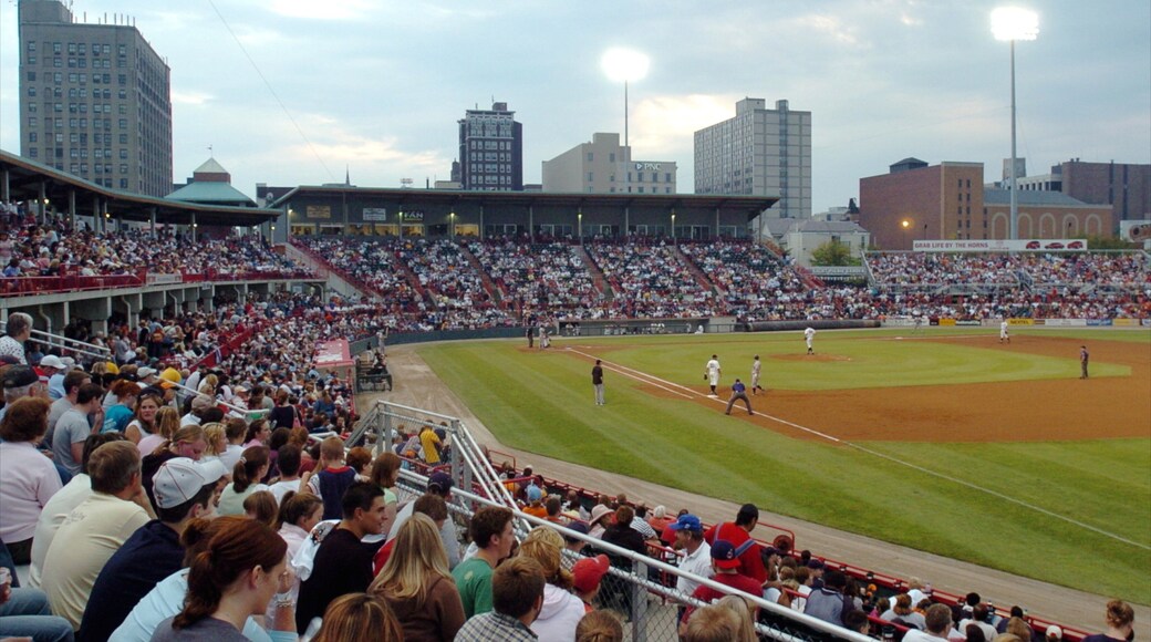 Erie ofreciendo un evento deportivo y también un gran grupo de personas