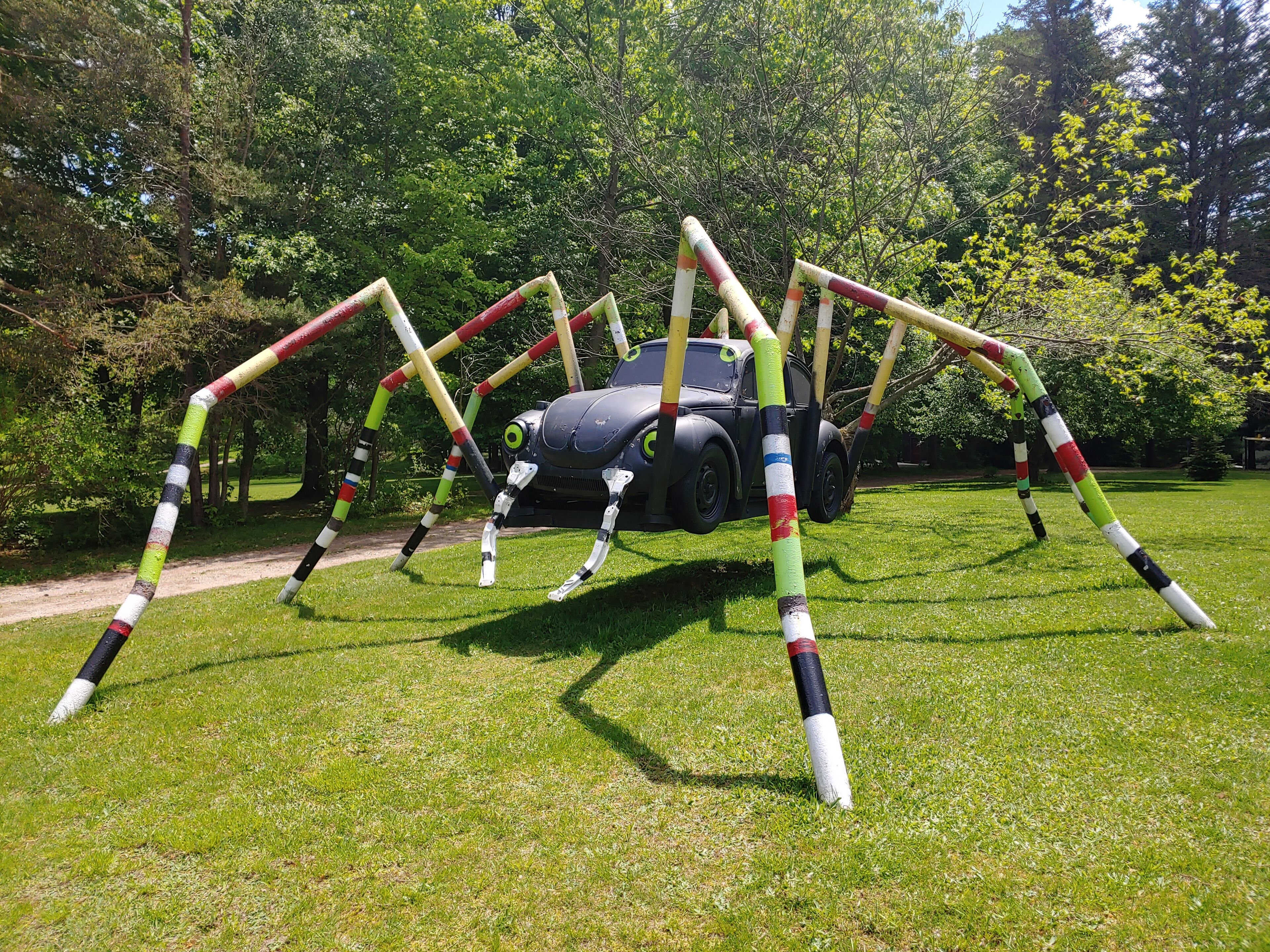 From Coleoptera to an arachnid. A VW Beetle retrofitted with eight appendages.

Schaefer's Auto Art is an amalgamation of automobile and other mechanical parts into works of giant yard art.

This place is a prime example of the fading American #culture of the roadside attraction.

Roadside attractions had their heyday with the rise of the automobile. As Americans increasingly traveled by car, many businesses had one shot to attract the attention of potential customers zipping by at higher and higher speeds.

Thus, the creation of larger than life, brightly colored, oddball sculptures along America's burgeoning highways and byways.