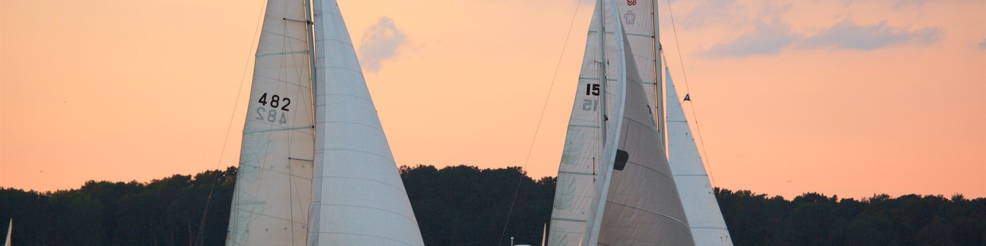 Erie qui includes navigation, coucher de soleil et riviĂšre ou ruisseau