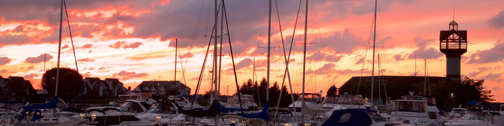 Erie das einen Sonnenuntergang und Bucht oder Hafen