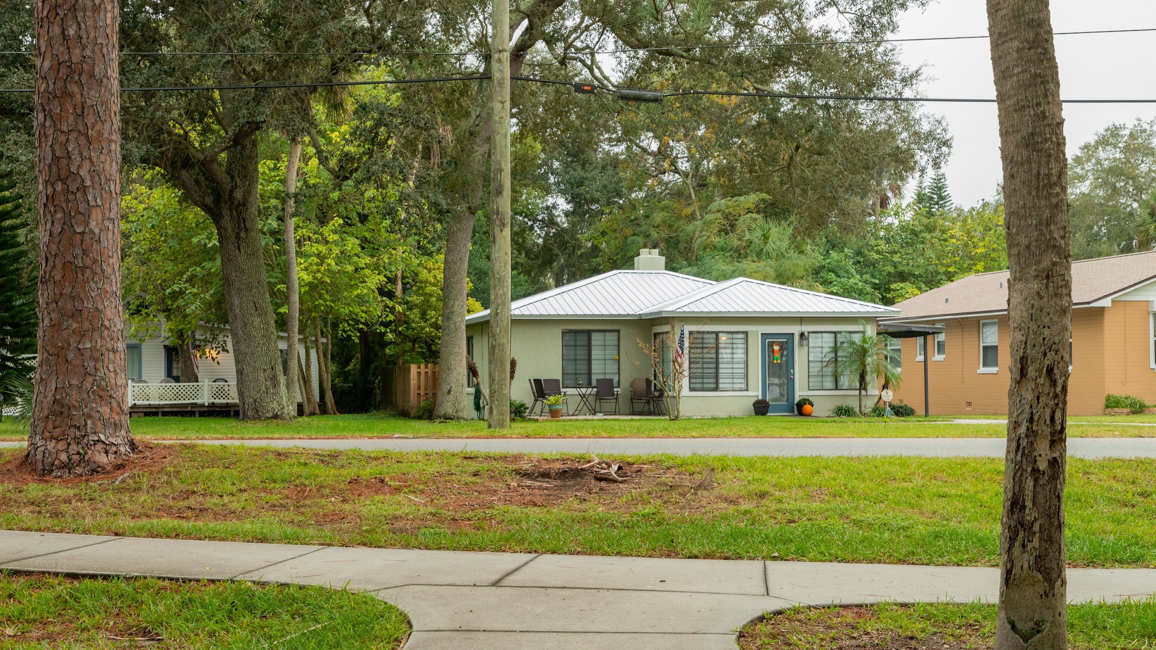 Holly Hill featuring a house
