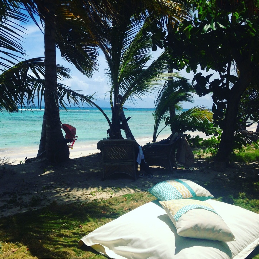 À Marie Galante, à la sortie de grand Bourg direction Capesterre. Un restau boutique des plus sympathique, détente et dépaysement assuré. Bonnes petites salades et un délicieux punch coco.