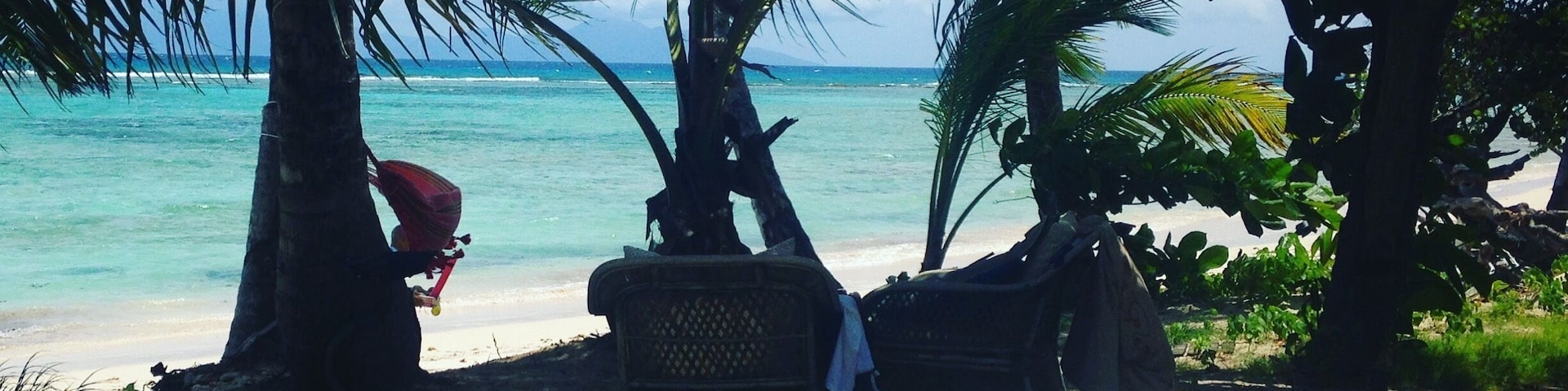 À Marie Galante, à la sortie de grand Bourg direction Capesterre. Un restau boutique des plus sympathique, détente et dépaysement assuré. Bonnes petites salades et un délicieux punch coco.