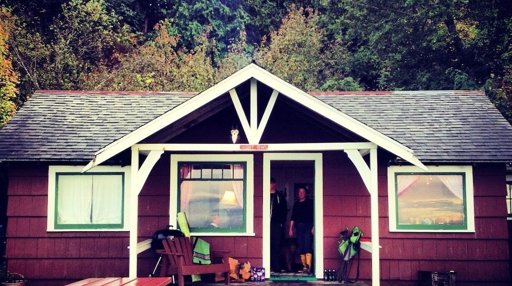 North Beach Inn is a collection of super cool beach cabins from the '50's on Orcas Island's north shore. Cozy as heck -- fireplaces, sea views, full kitchens, modern baths, vintage furniture, the odd creaky bed and no wifi but with a hot toddy and feet up you notice little but the charm of the moody, island weather. Nightly: $145 and up. • northbeachinn.com • #OrcasIsland #SanJuanIslands #inns #vintage