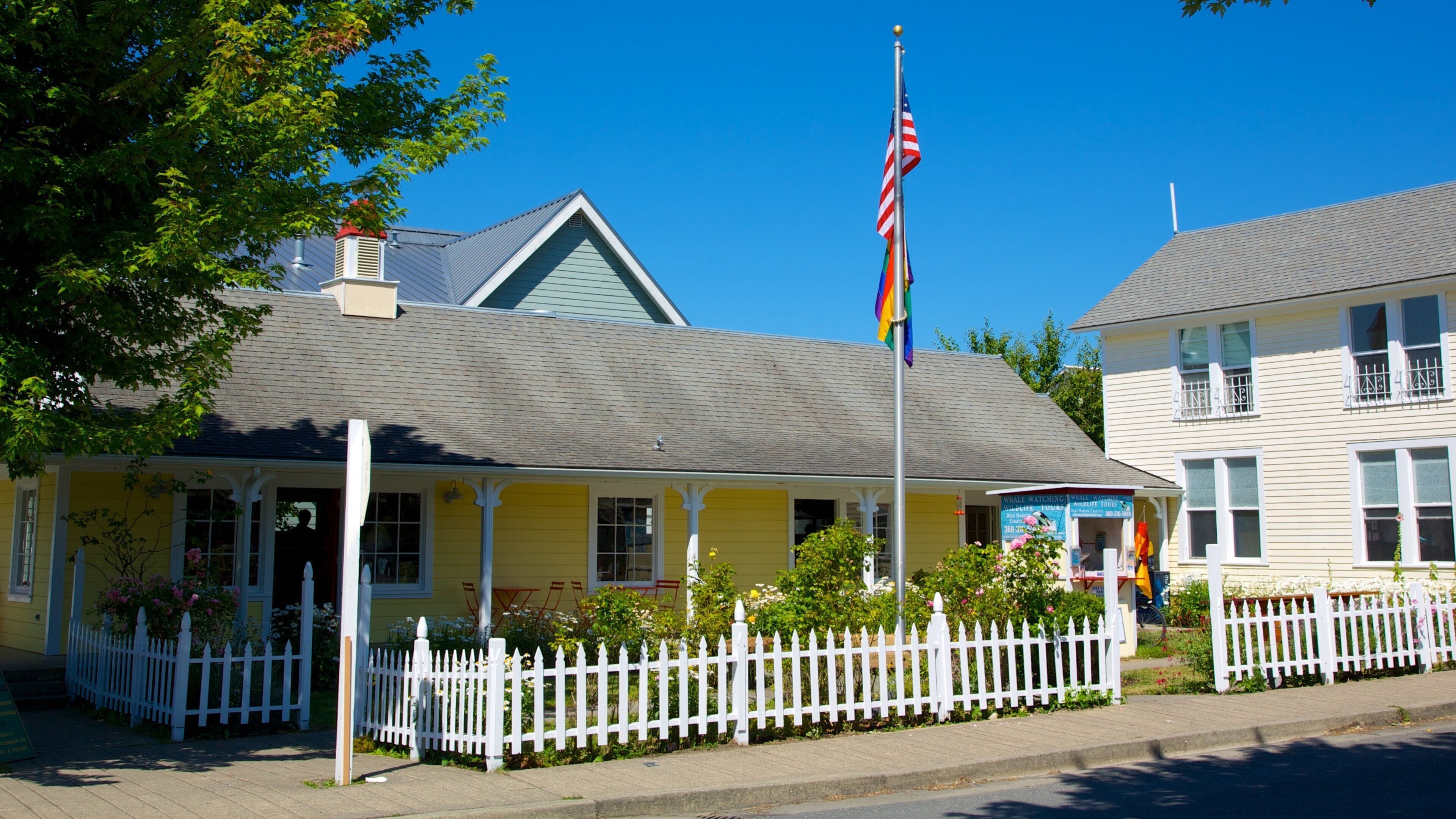 Eastsound fasiliteter samt gatescener, hus og liten by eller landsby