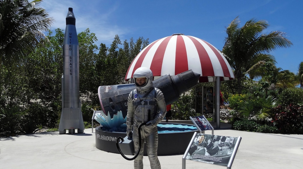 #GrandTurk #Friendship7 #Mercury #SplashDown
Pequeno museu ao ar livre comemorativo do programa Mercury da Nasa e da amerissagem em 1962, ao largo de Grand Turk, da cápsula Friendship 7. Muito interessante para quem acompanhou o evento e para quem quer saber um pouco mais do programa espacial americano.
Small open-air museum commemorating NASA's Mercury program and the landing, offshore Grand Turk, of the Friendship 7 capsule. Very interesting for those who accompanied the event and for those who want to know a little more about the American space program.