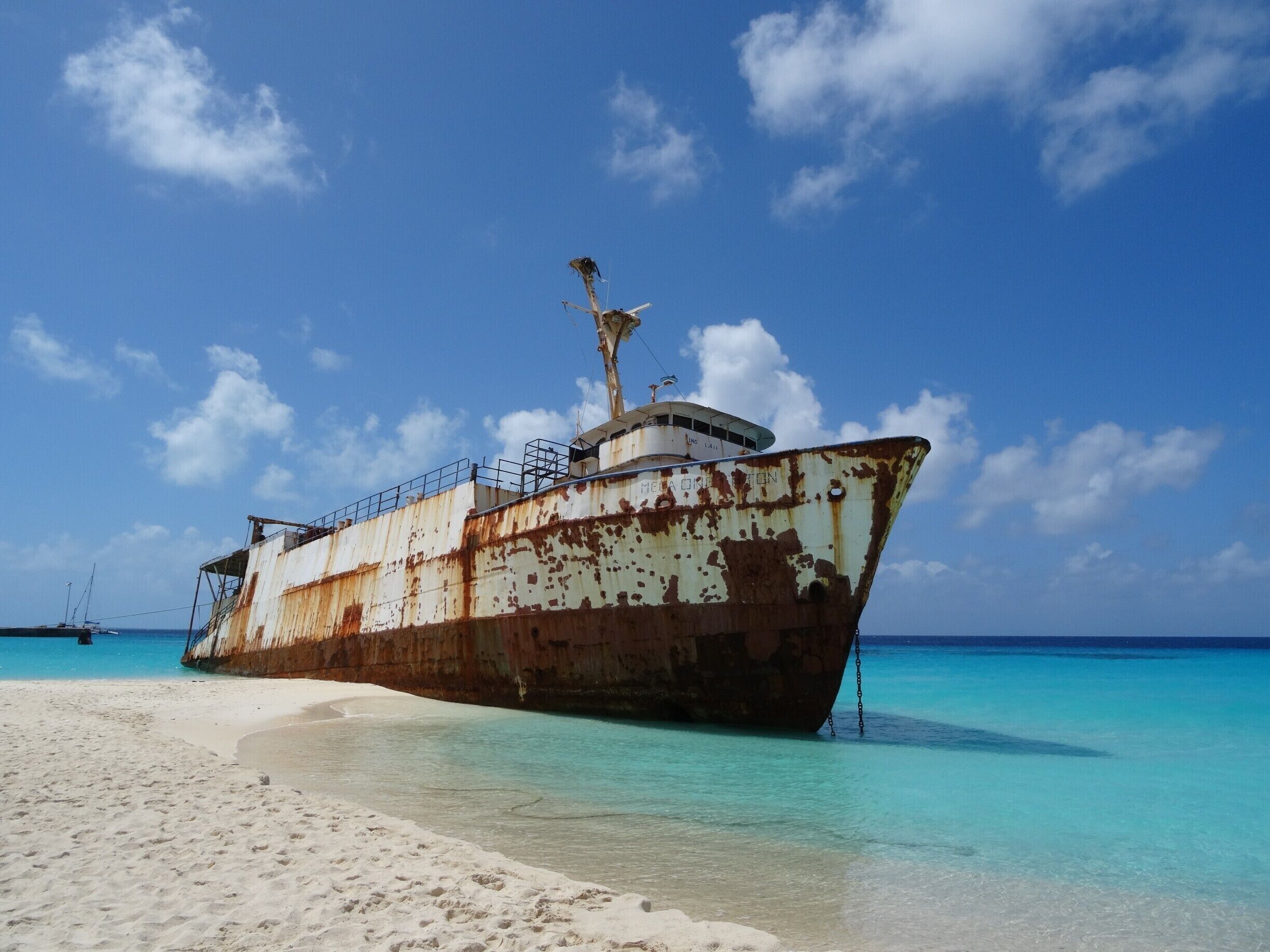 Para quem quer se iniciar no mergulho em navios afundados, este navio encalhado e parcialmente submerso, pode ser um começo interessante. Em 2012, o Mega One Triton encalhou na praia de Governor’s Beach, em Grand Turk, durante a passagem do Furacão Sandy.

#shipwreck #MegaOneTriton #Governorsbeach #GrandTurk