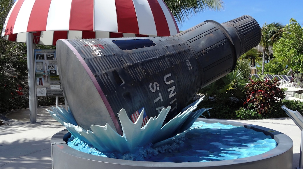 #GrandTurk #Friendship7 #Mercury #SplashDown
Pequeno museu ao ar livre comemorativo do programa Mercury da Nasa e da amerissagem em 1962, ao largo de Grand Turk, da cápsula Friendship 7. Muito interessante para quem acompanhou o evento e para quem quer saber um pouco mais do programa espacial americano.
Small open-air museum commemorating NASA's Mercury program and the landing, offshore Grand Turk, of the Friendship 7 capsule. Very interesting for those who accompanied the event and for those who want to know a little more about the American space program.