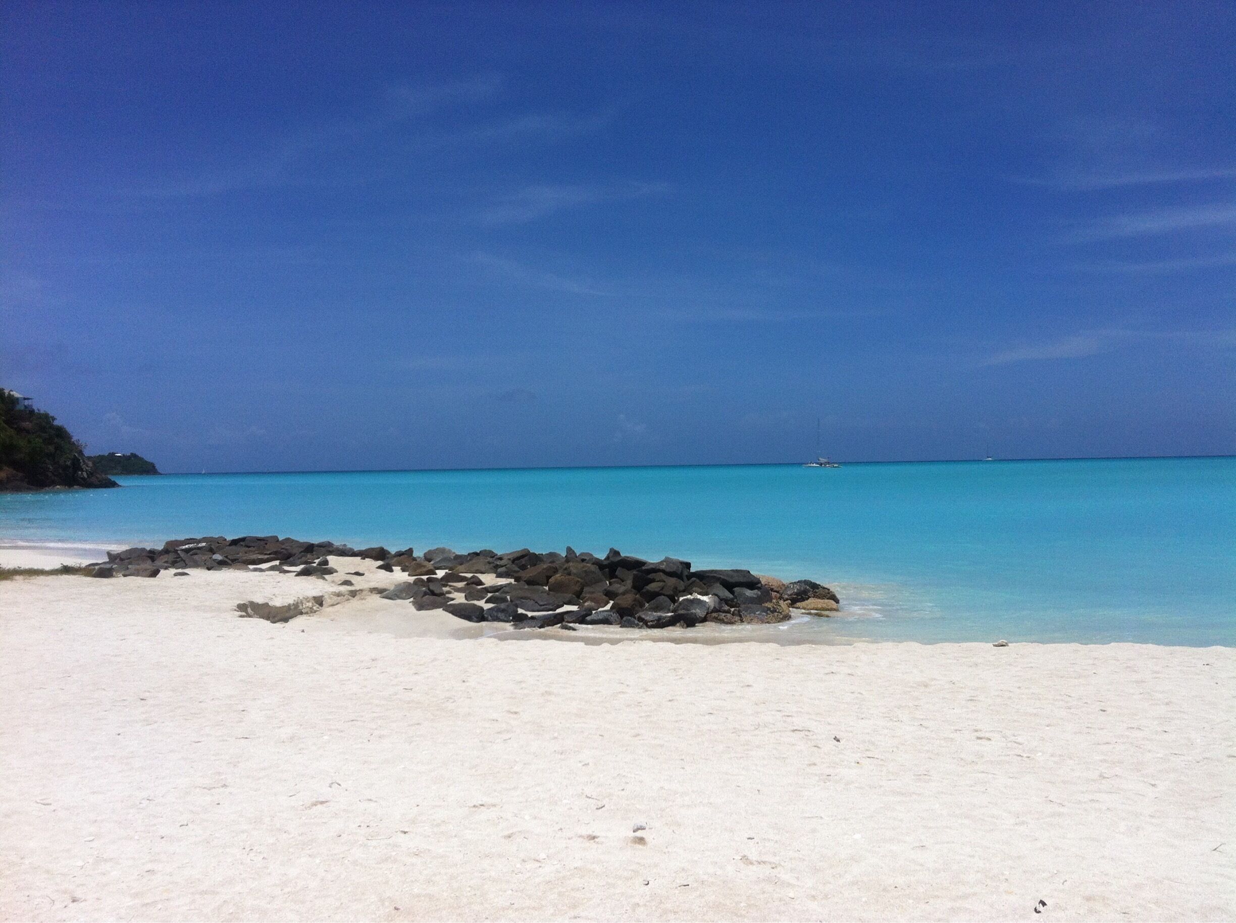 At Jolly Beach, in the region of Bolen’s, the colors are like a chameleon of blues, changing base on sunlight, clouds and the tide. A gentle beach with warm waters make it romantic, with few crowds and a relaxed feel. #BVSblue