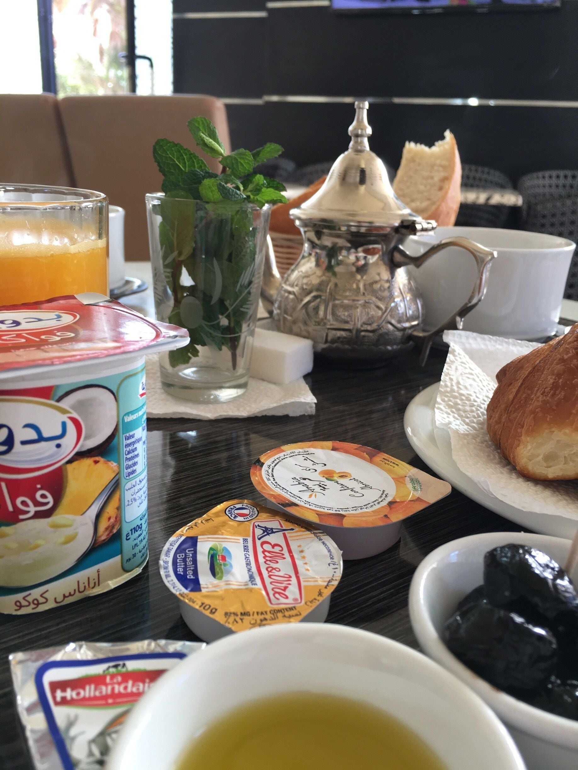 Moroccoan breakfast in Laâyoune. Croissant au chocolat, tea du menthe, oatmeal, olives and olive oil with fresh squeezed orange juice. Laâyoune is a town of ~190,000 people, and off the beaten path. #FindingTheUniverse 