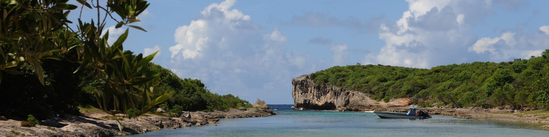 beach of Lagon de la Porte dÌÎå¢??Enfer in Guadeloupe