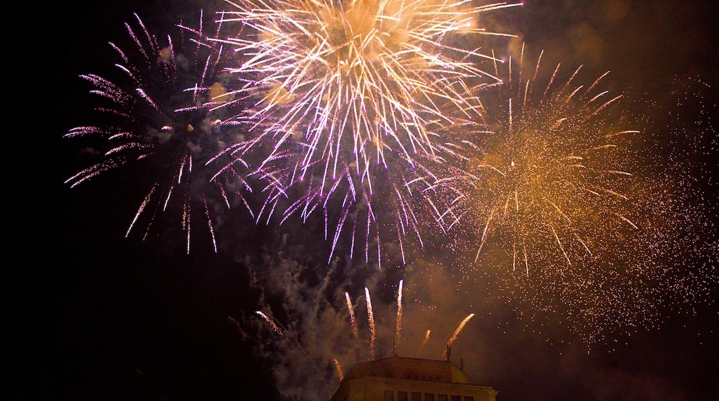 Wishing a very Happy New Year to all of you🎊🎆🎇#2020#newyearfireworks#nightphotography#canonphototography#fireworks#Goodbye 2019.