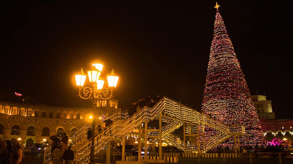 Walking with my friends on X' mas evening & taking photos of X' mas lights & decorations was an unforgettable experience#x'masnight#nightphotography#canon#outings#greatoutdoors#x'masdecorations#happyx'mas#happynewyear2020🌲🎅🎅