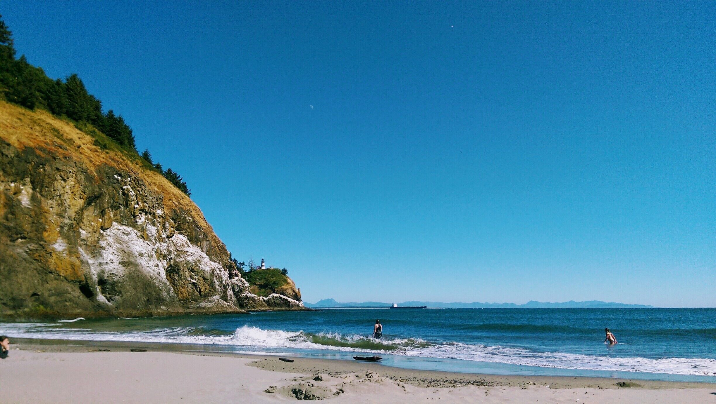 Who knew there was a Waikiki beach in Washington! Nice relaxing spot near the campsites facing Cape Disappointment lighthouse  #lifeatexpedia 