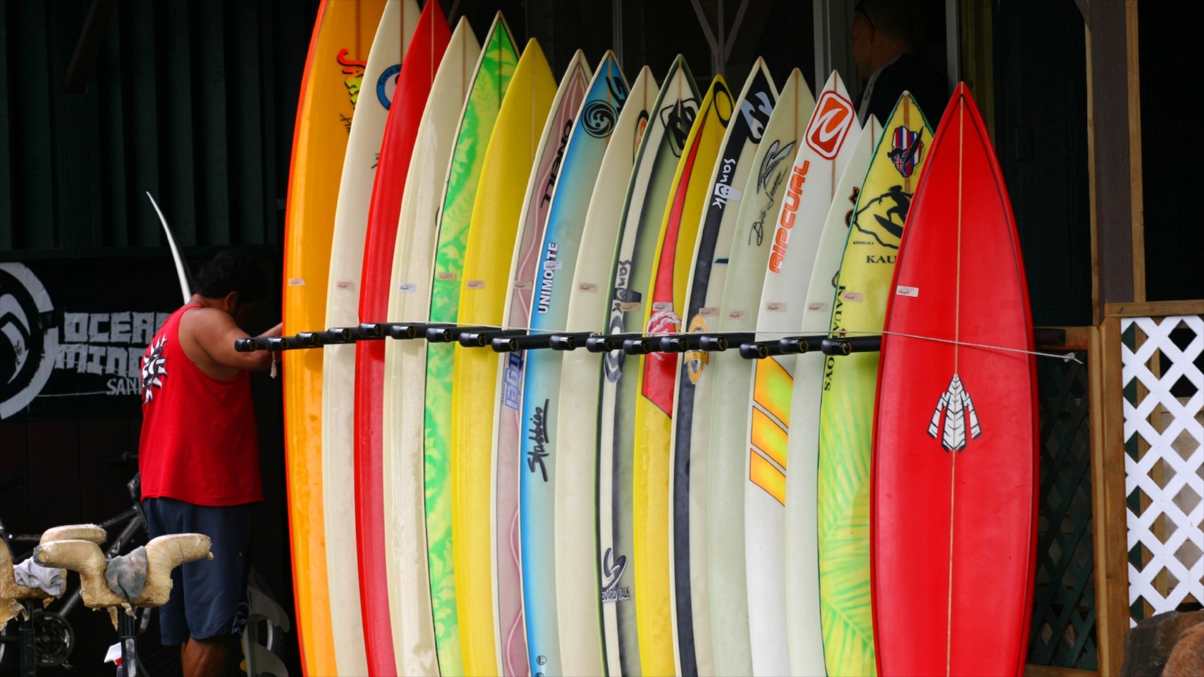 Haleiwa which includes shopping