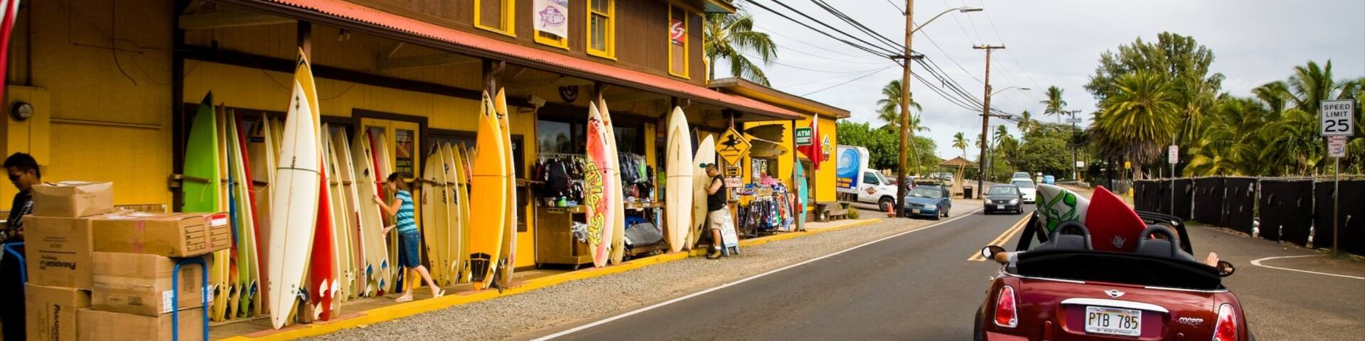 Haleiwa featuring pieni kaupunki tai kylÀ ja katunÀkymÀt sekÀ pieni ryhmÀ ihmisiÀ