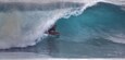 Un surfista montando una ola grande.