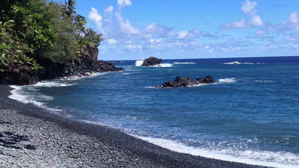 The #beach at Lindbergh's property in Kipahulu.
http://www.acooknotmad.com/2014/10/piece-paradise-paw-paw.html #kipahulu #maui #hawaii #AquaTrove