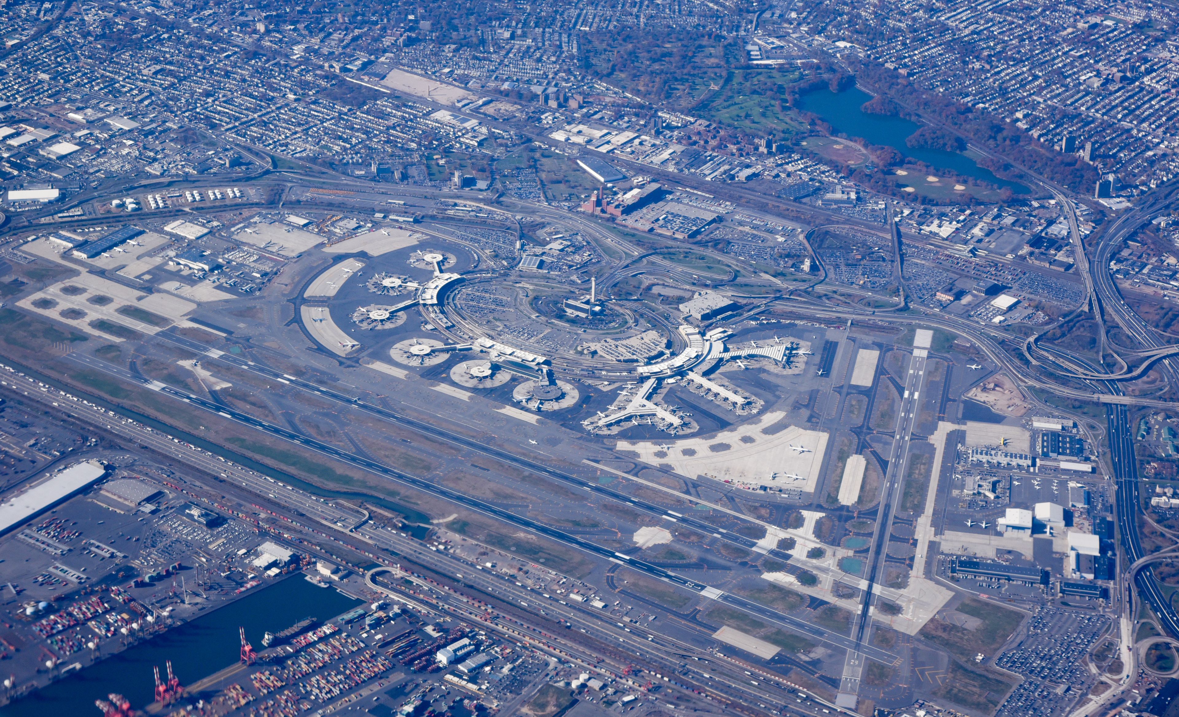 Vista aérea de un aeropuerto con múltiples pistas, calles de acceso y terminales.