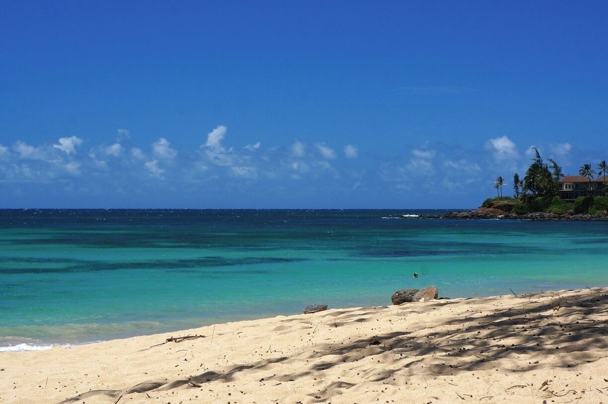 Paia Bay beach is just amazing and most of the time as crowded as in this photo. Seriously, I don't know why more people don't come here. I'm probably going to hate myself for posting this :) It's one of our favourite beaches on Maui. #beach #Hawaii #Paia #Maui #UnitedStates #USA #blue #AquaTrove